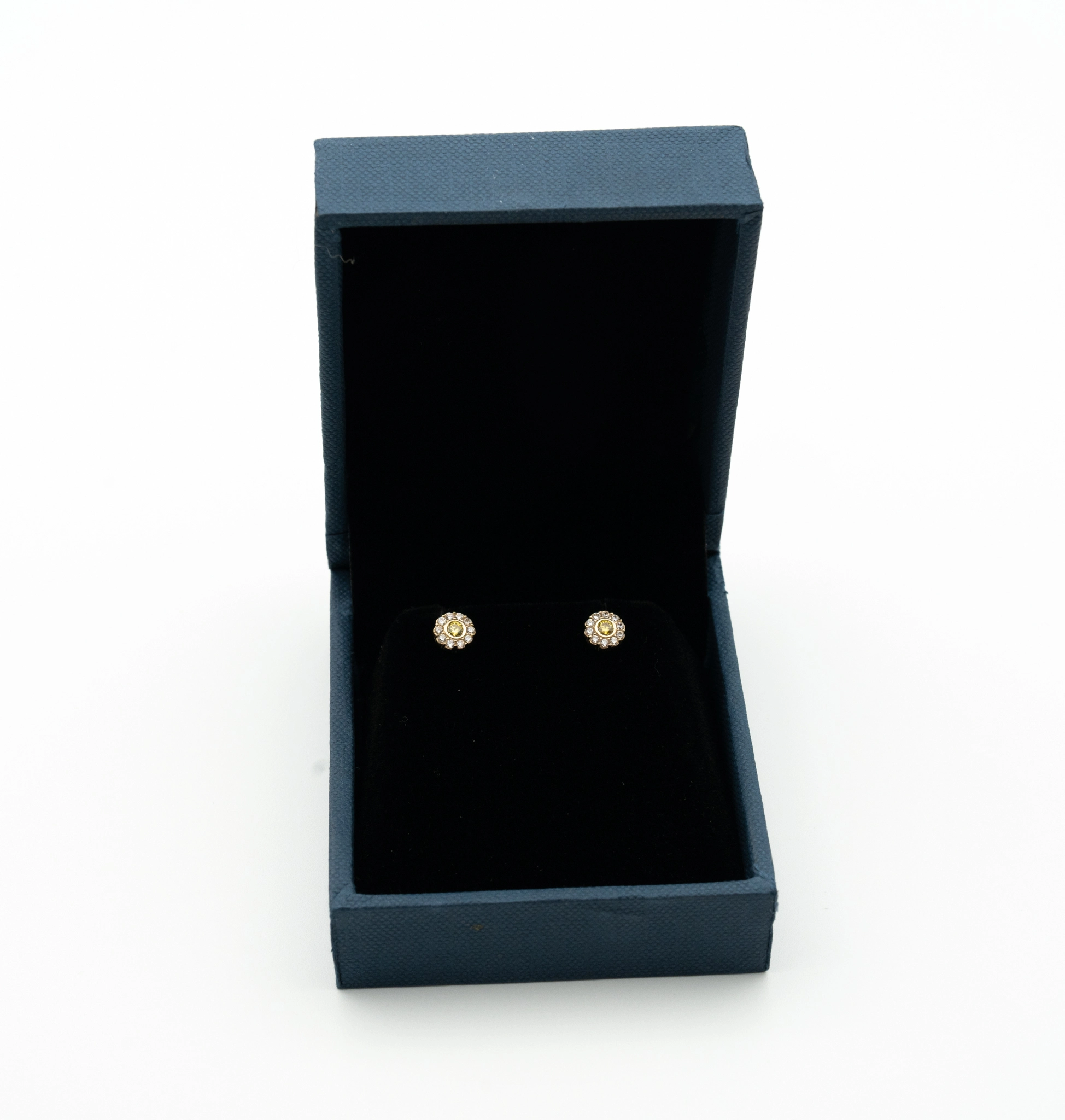 Daisy: 10k Gold Circle Pave Stud Earrings - Portier Jewelry Daisy: 10k Gold Circle Pave Stud Earrings - Image 3