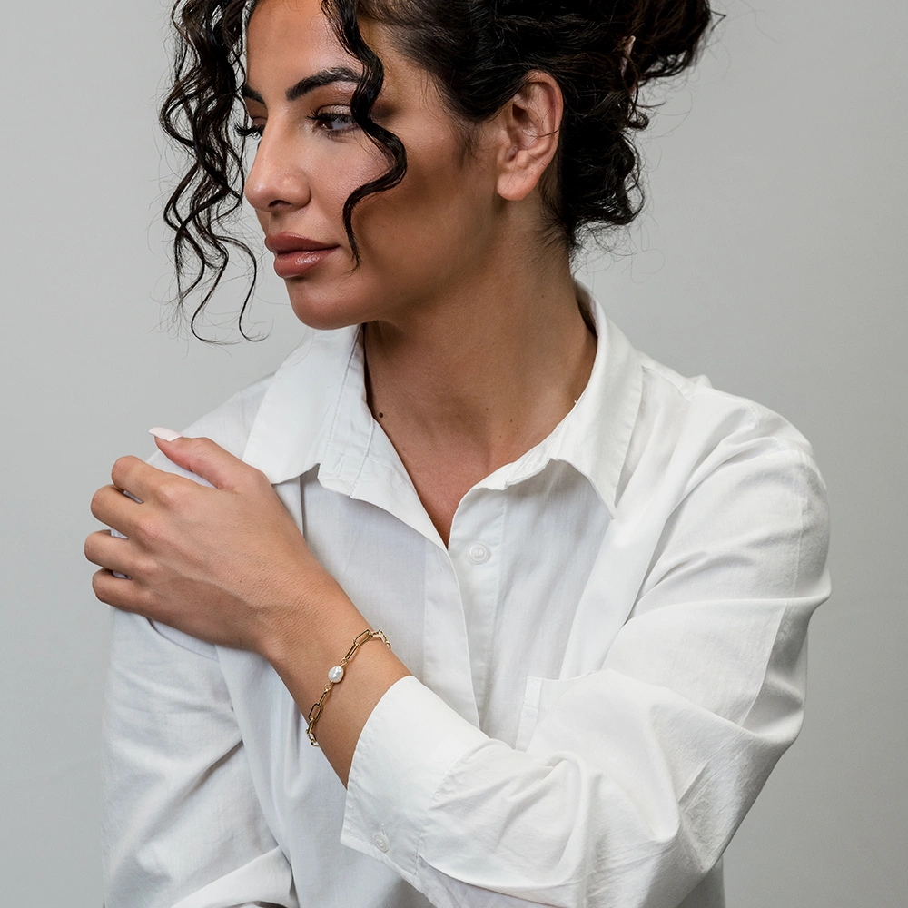 The Pearl: Gold Paperclip Pearl Bracelet - Portier Jewelry The Pearl: Gold Paperclip Pearl Bracelet - Image 3