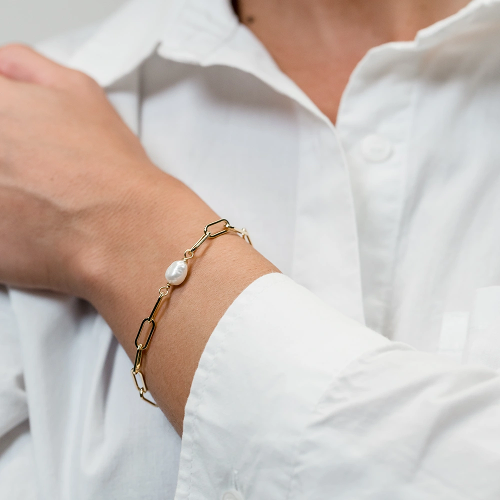 The Pearl: Gold Paperclip Pearl Bracelet - Portier Jewelry The Pearl: Gold Paperclip Pearl Bracelet - Image 2